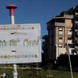 Il cartello colorato piantato al centro di una delle due superfici: sul segnale c'� scritto "I giardini dell'amicizia", intitolazione non ufficiale ma carica di significato